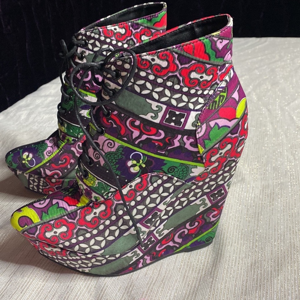 CHARLES ALBERT wedge platform heel lace-up front ankle boots multicolor size 8.5